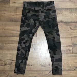 Camo leggings, new without tags 🌻 large